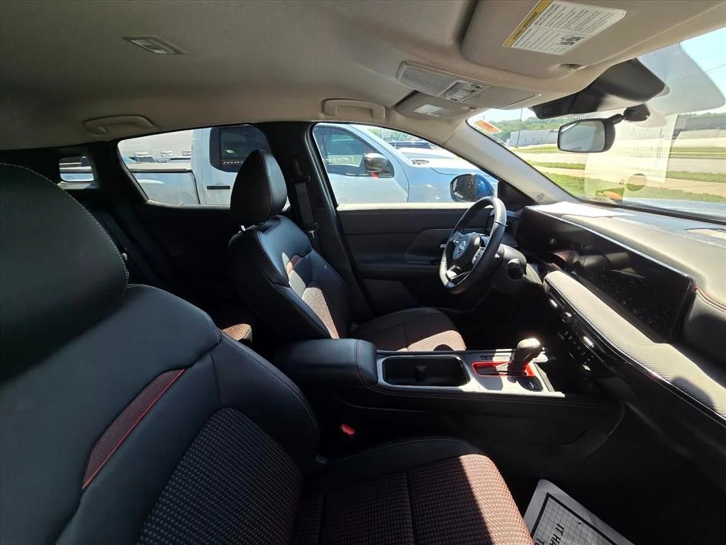 Used 2025 Blue Nissan SR image 8