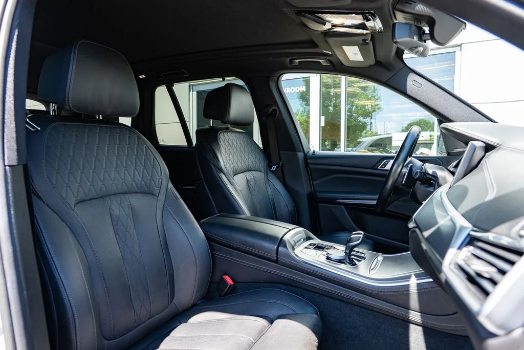 Used 2019 White BMW xDrive50i image 28