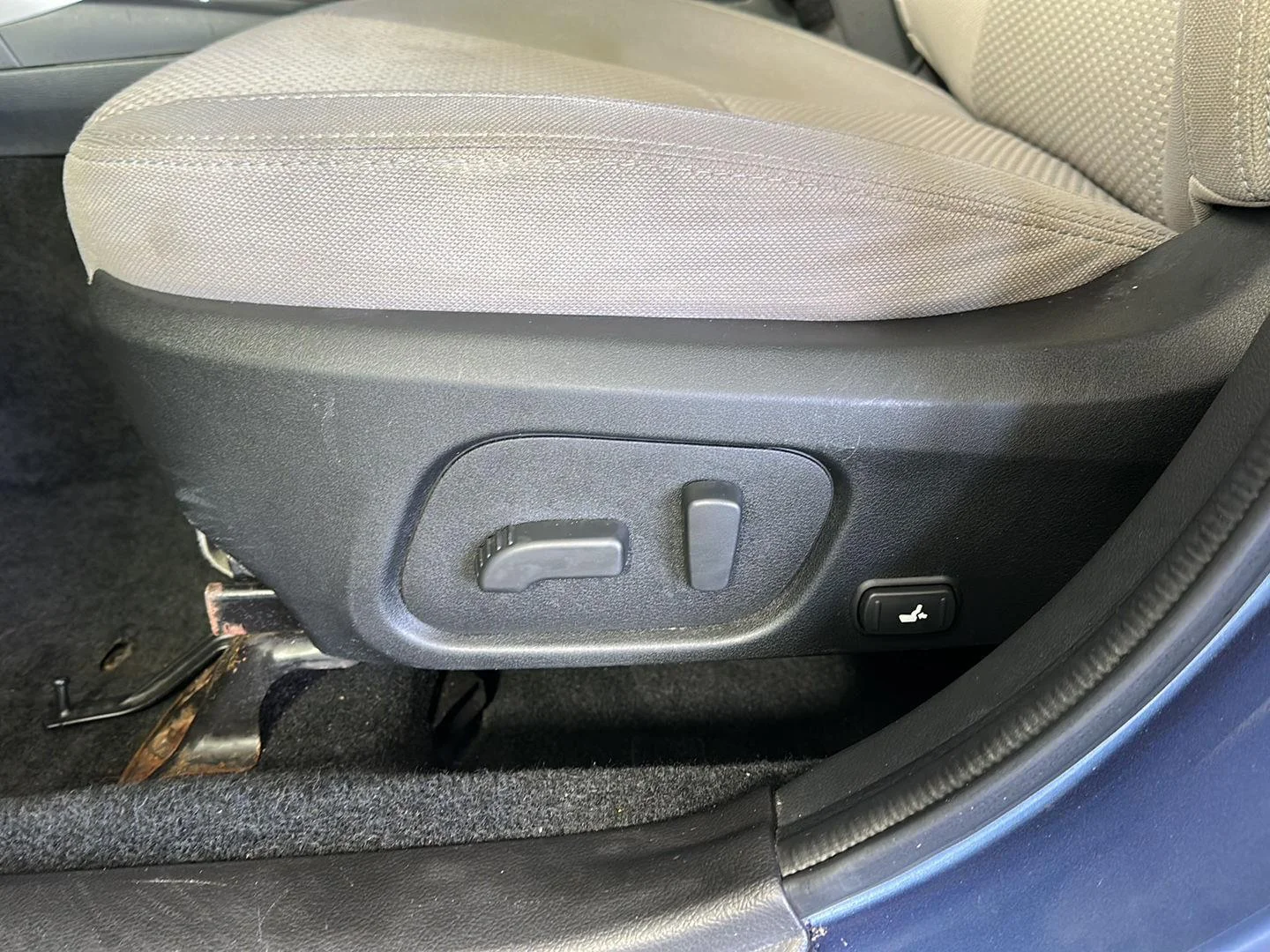 Used 2018 Quartz Blue Pearl Subaru Premium image 11