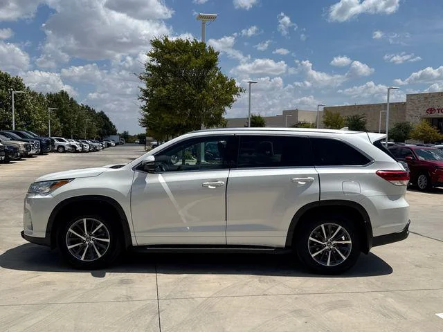 Certified Used 2018 BLIZZARD PEARL Toyota XLE image 8