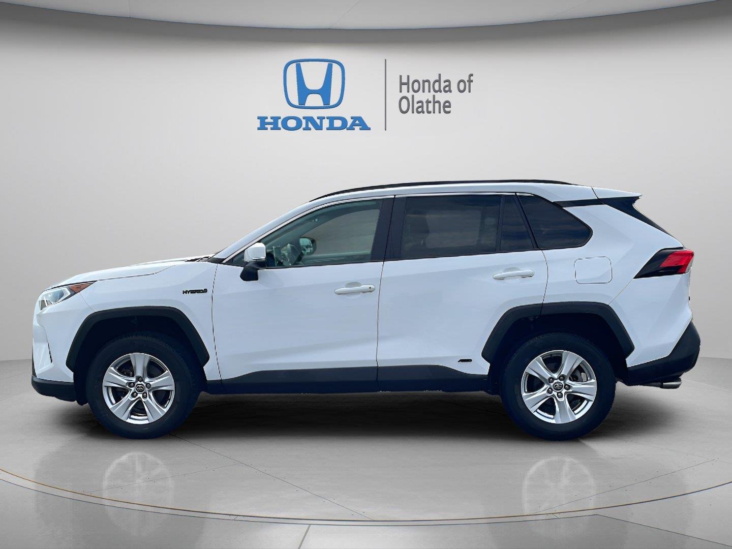 Used 2021 Super White Toyota Hybrid XLE image 6