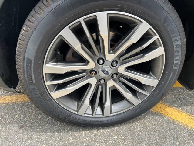 Used 2017 Shadow Black Ford Platinum image 9