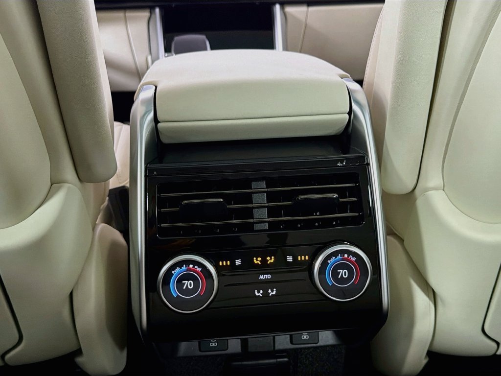 New 2027 Santorini Black Land Rover SE image 27