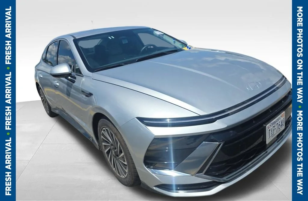 Used 2025 Silver Hyundai SEL image 1