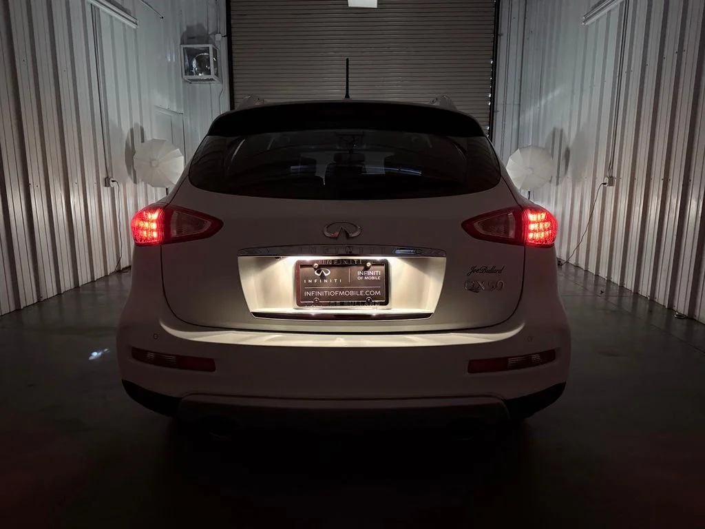 Used 2017 White INFINITI Base image 9