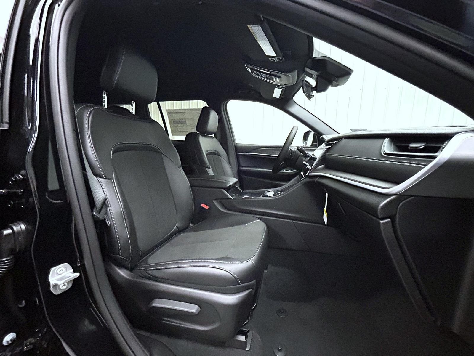 New 2026 Diamond Black Crystal Pearl-Coat Exterior Paint Jeep Altitude image 15