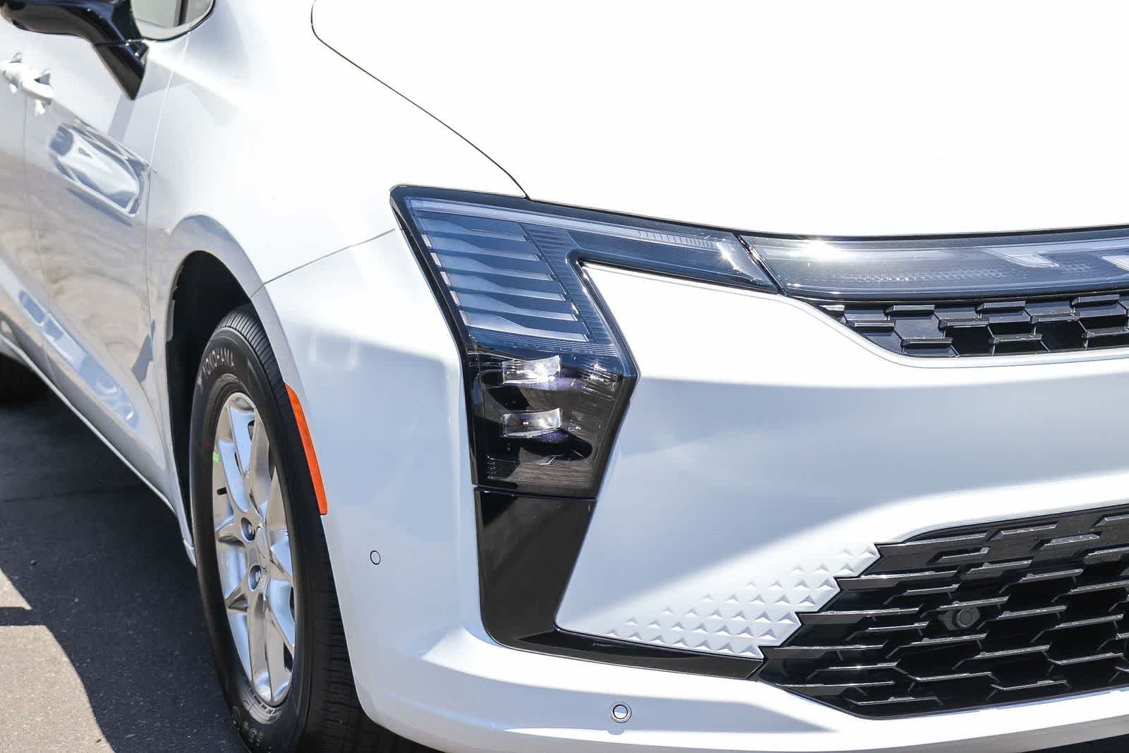 New 2027 Bright White Clear-Coat Exterior Paint Chrysler Select image 8