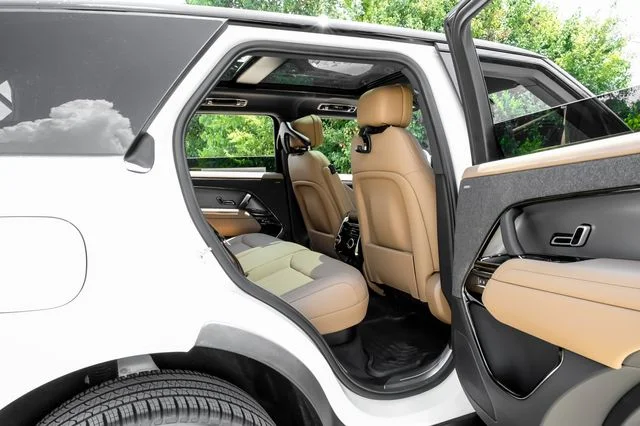 New 2026 Fuji White Land Rover SE image 43
