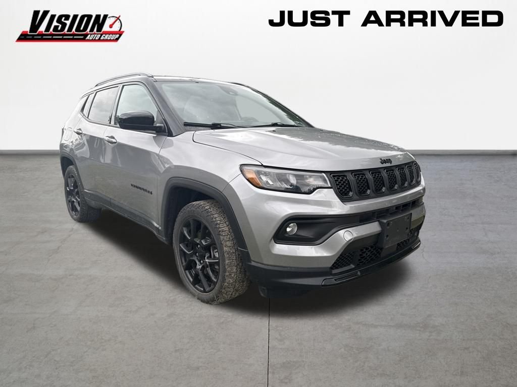 Used 2023 Silver Jeep Latitude image 7