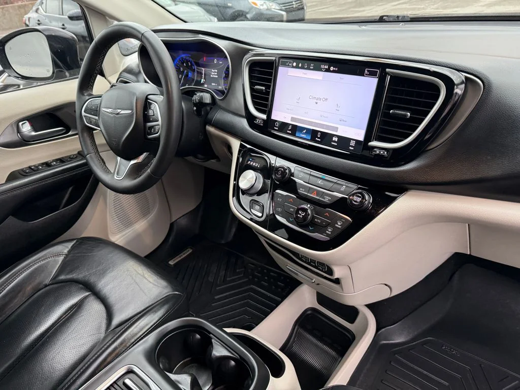 Used 2022 Black Chrysler Touring L image 17