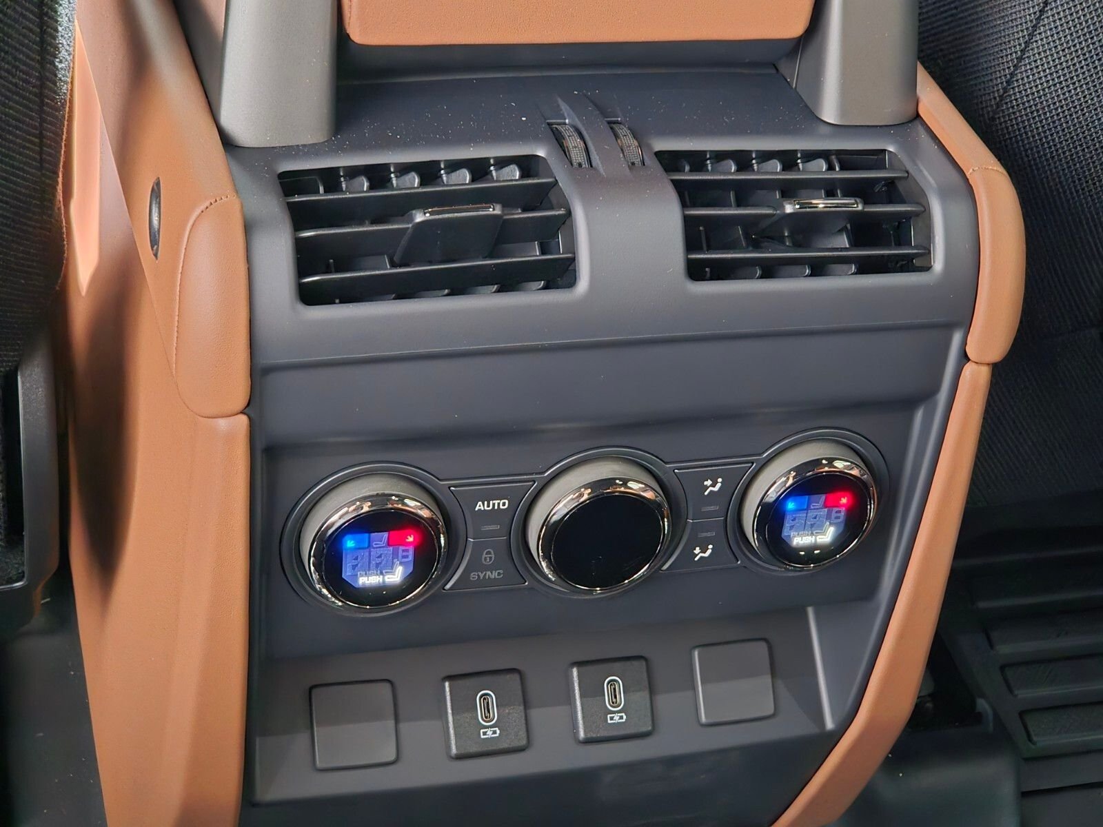 2026 Land Rover Defender OCTA - Photo 14