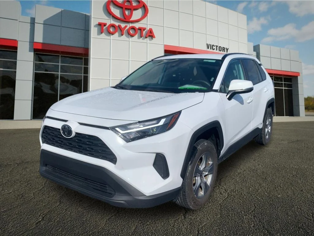 Used 2025 White Toyota XLE image 7