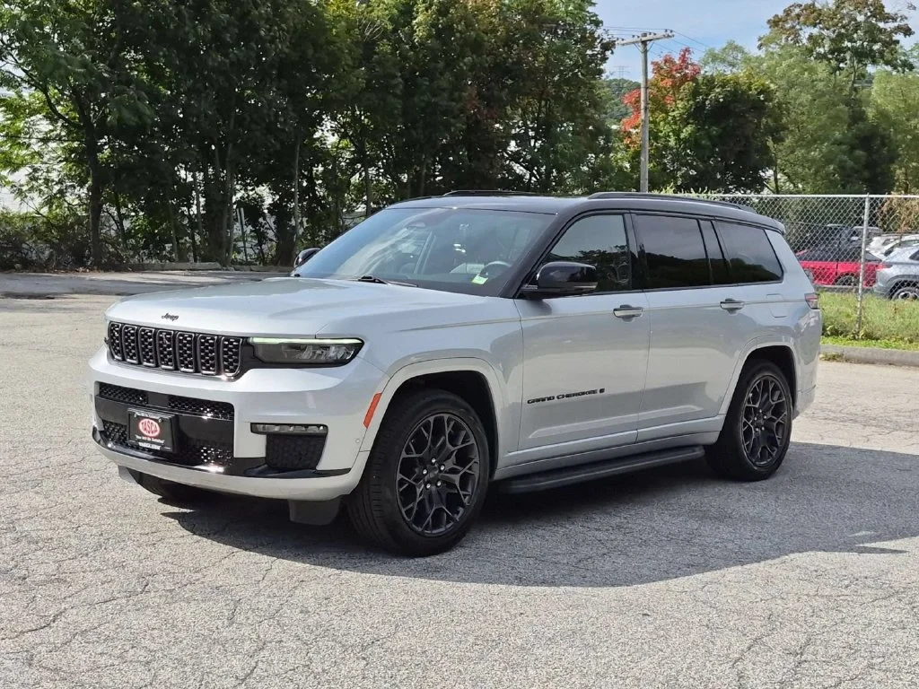 Used 2024 Silver Jeep Summit image 12