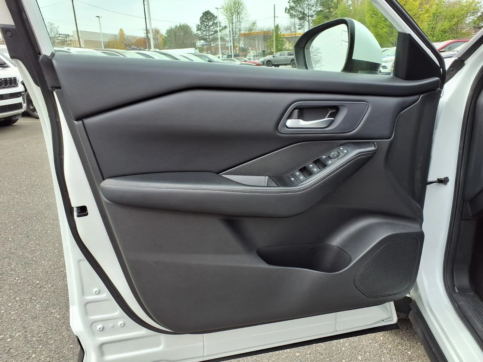 Used 2024 Everest White Pearl Nissan SV image 28