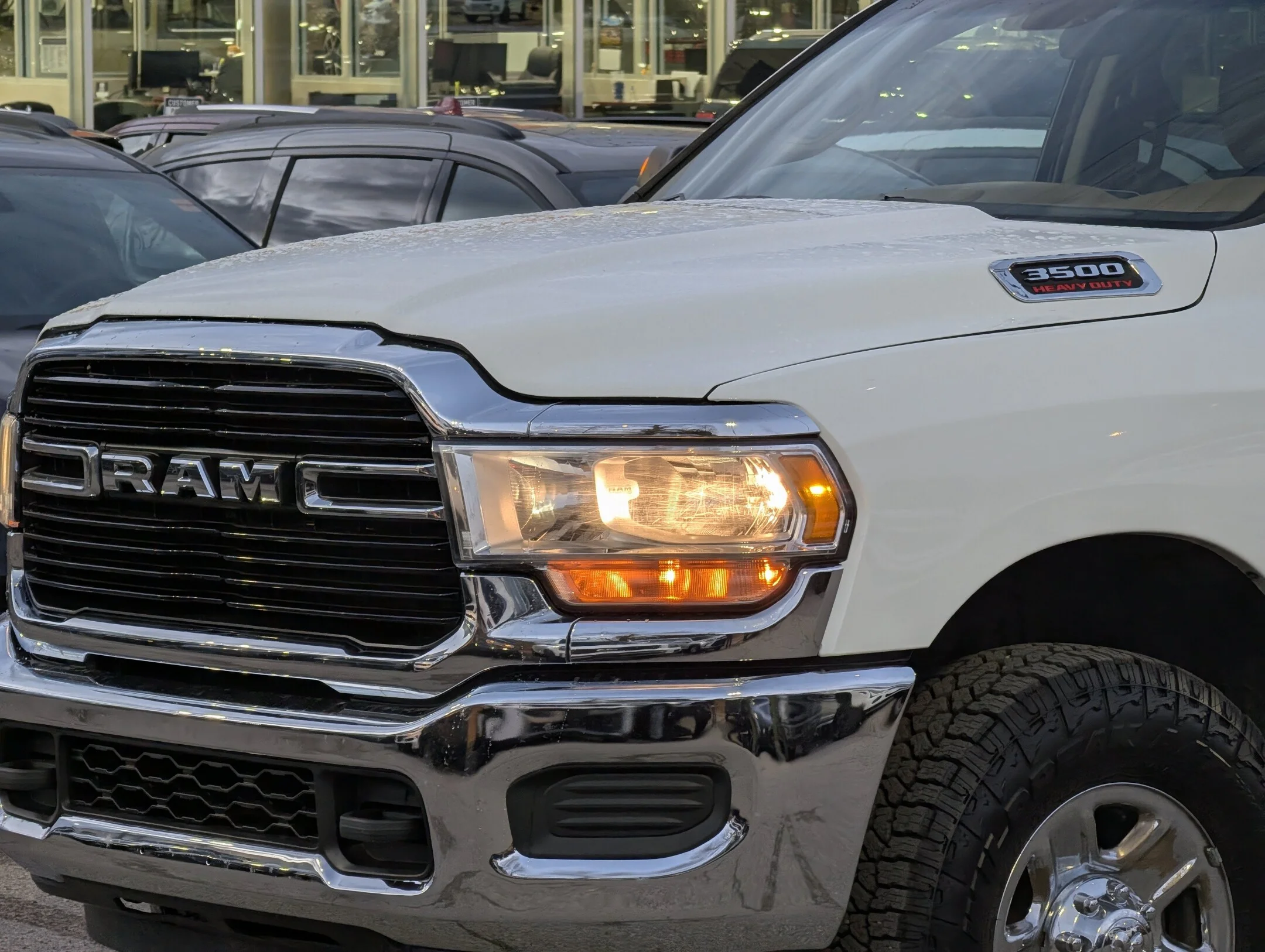Used 2019 White RAM Big Horn - 6.4L HEMI - Apple CarPlay - Heated - Big Horn 4x4 Crew Cab 64 Box image 10