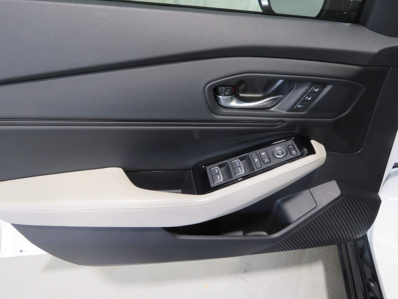 Used 2023 Platinum White Pearl Honda Touring image 19