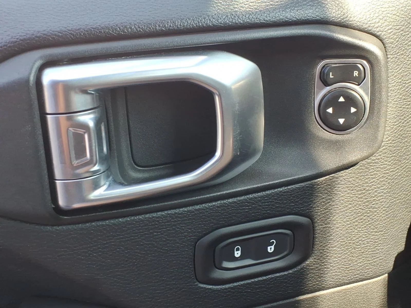 Used 2018 Ocean Blue Metallic Clearcoat Jeep Sahara image 20