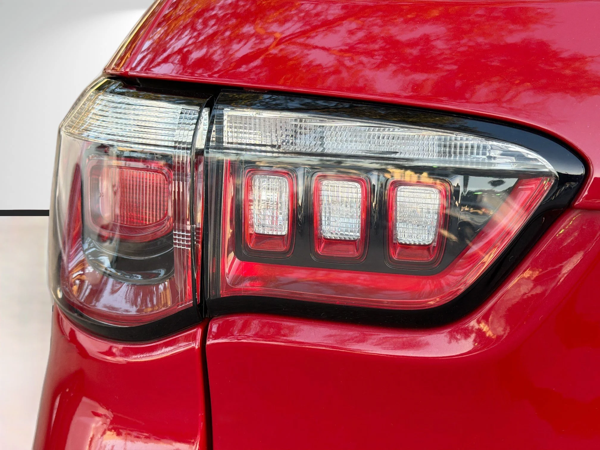 Used 2018 Redline Pearlcoat Jeep Latitude image 10