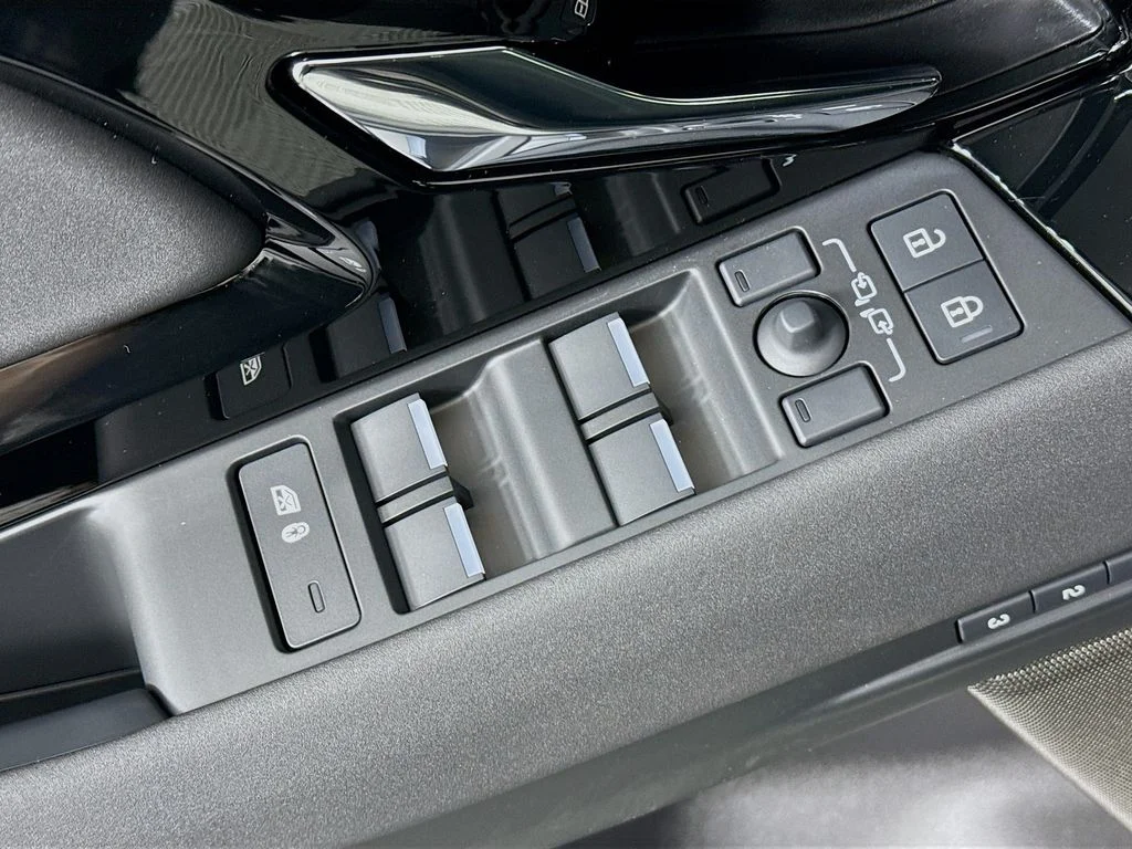 New 2025 Santorini Black Metallic Land Rover Dynamic image 17
