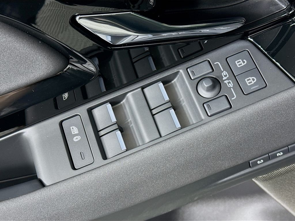 New 2025 Santorini Black Land Rover Dynamic image 17