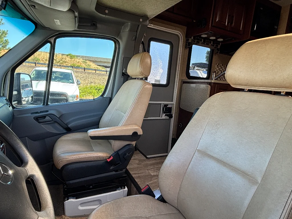 Used 2015 Arctic White Mercedes-Benz Base image 16