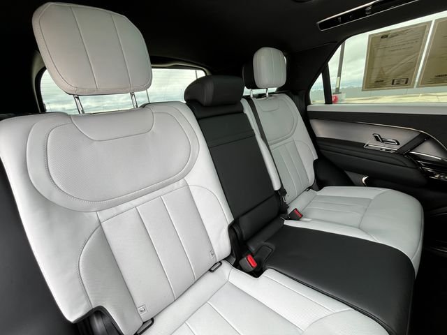 Used 2023 Blue Land Rover SE Dynamic image 17