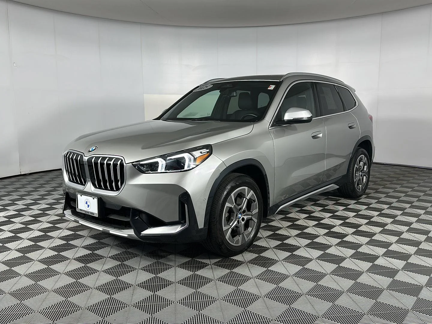 Used 2024 Space Silver Metallic BMW xDrive28i image 4