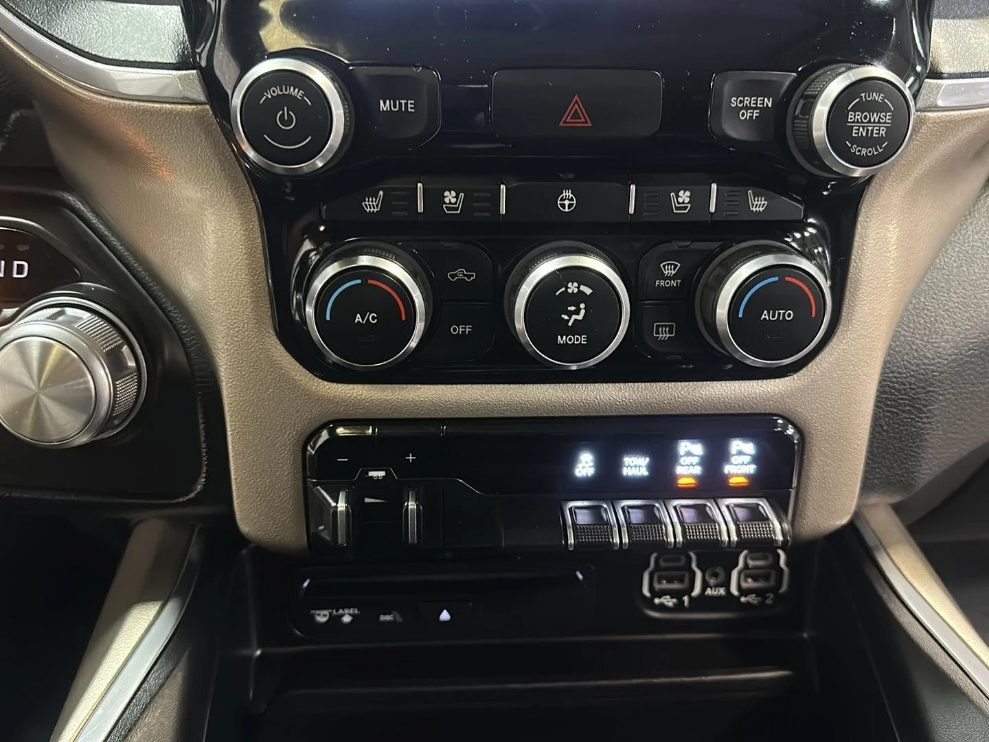 Used 2019 Diamond Black Crystal Pearlcoat Ram Laramie image 25