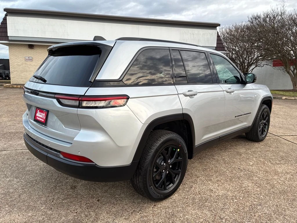 New 2026 Silver Zynith Exterior Paint Jeep Altitude image 5