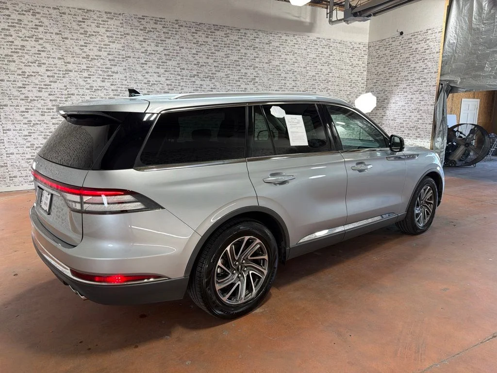 Used 2022 Silver Radiance Metallic Clearcoat Lincoln Standard image 7