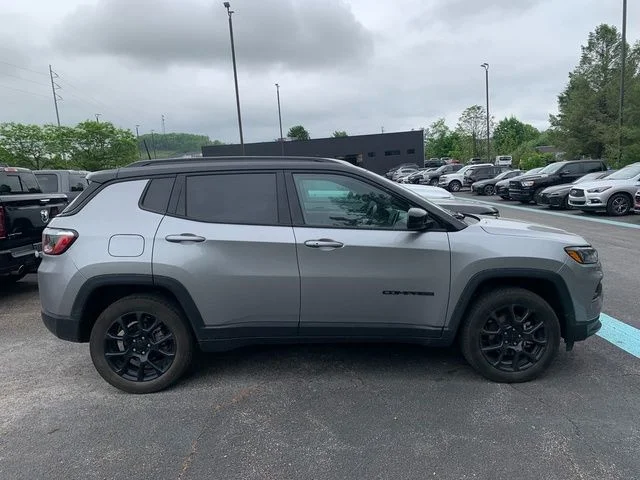 Certified Used 2022 Silver Jeep Latitude image 7