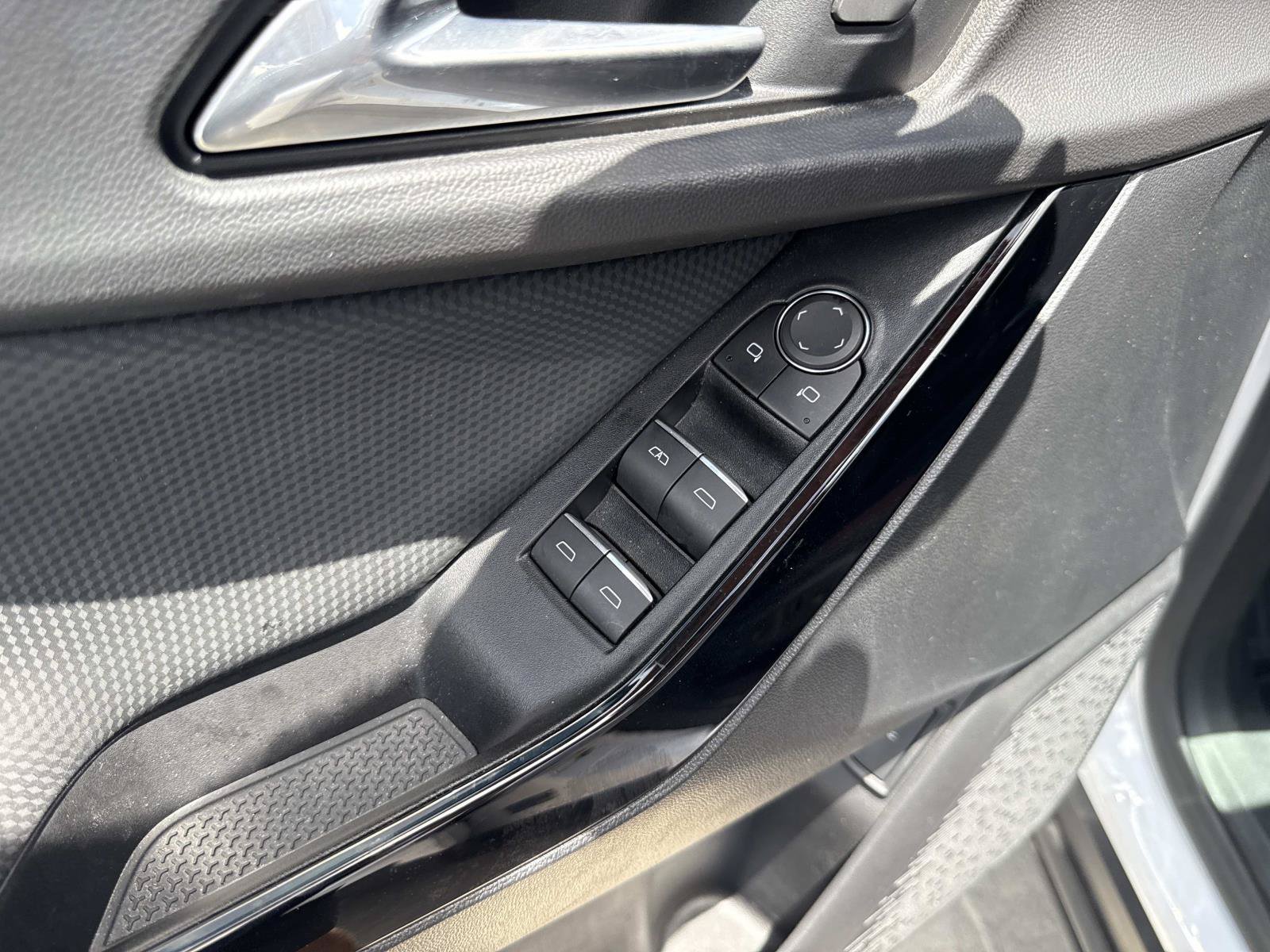 Used 2025 Iridescent Pearl Tricoat Chevrolet FWD RS image 18