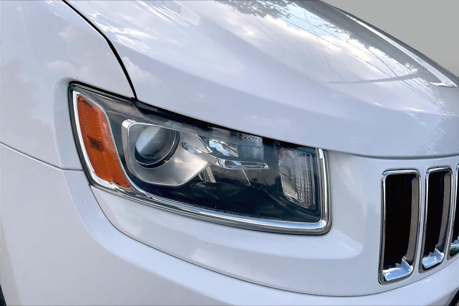 Used 2014 Bright White Clearcoat Jeep Laredo image 24
