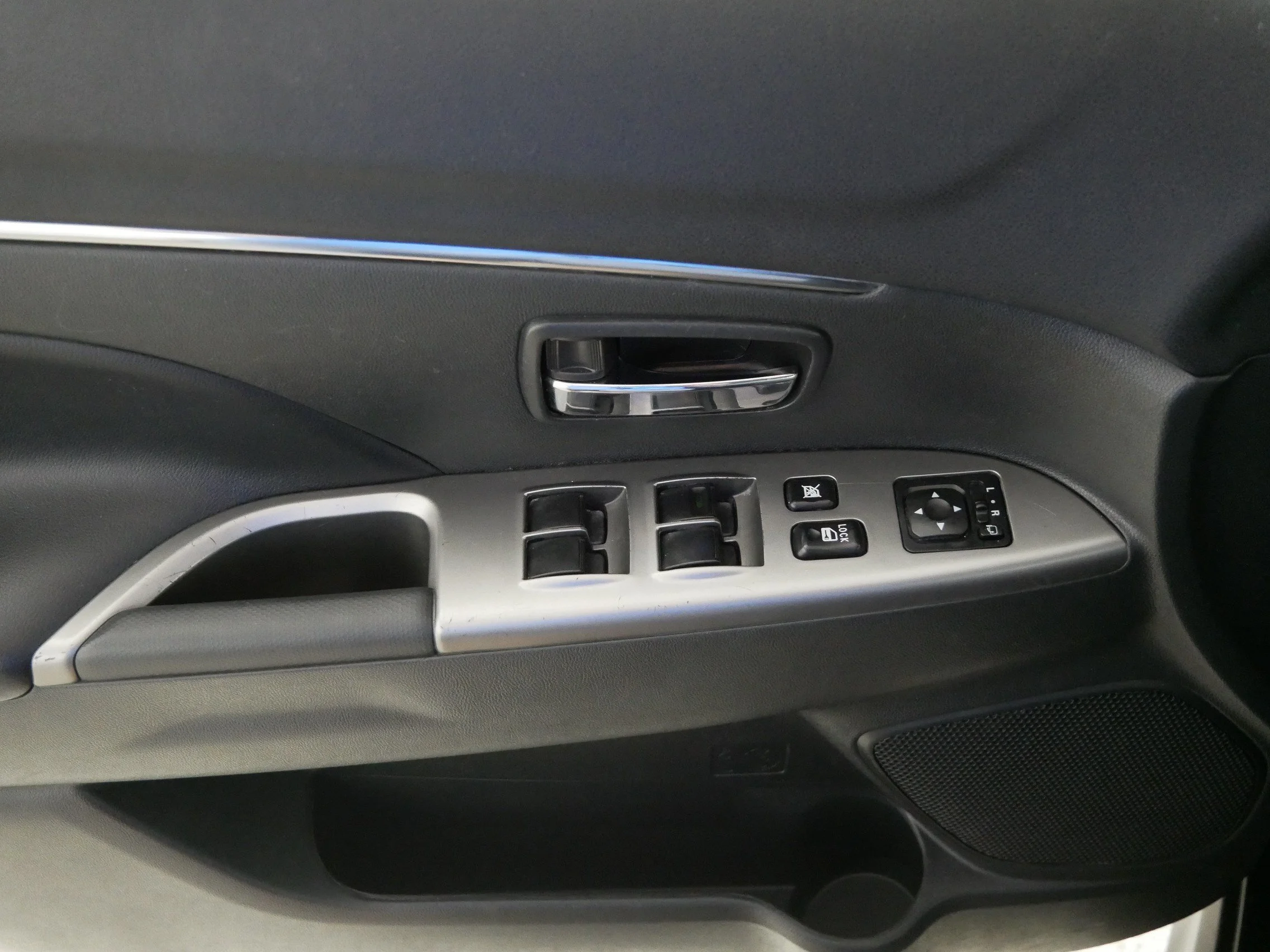 Used 2024 Labrador Black Pearl Mitsubishi SE image 19