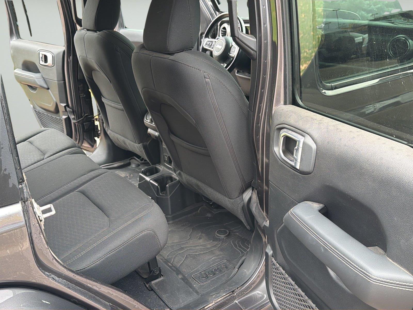 Used 2020 Granite Crystal Metallic Clearcoat Jeep Sahara image 12