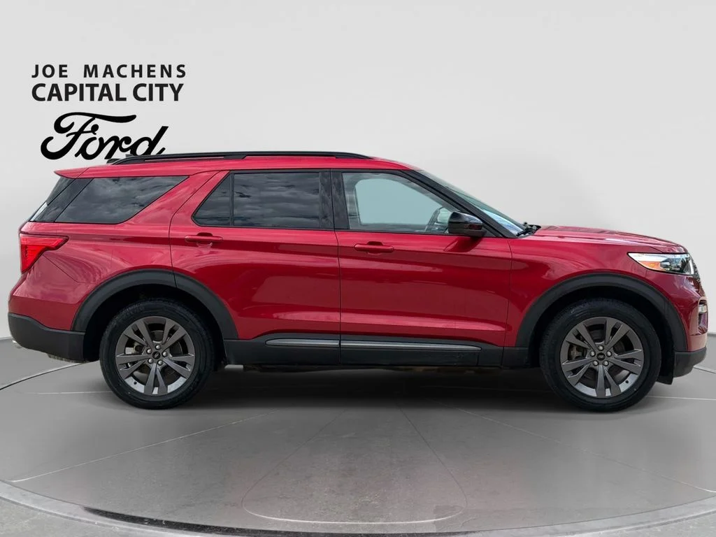 Used 2023 Rapid Red Metallic Tinted Clearcoat Ford XLT image 3