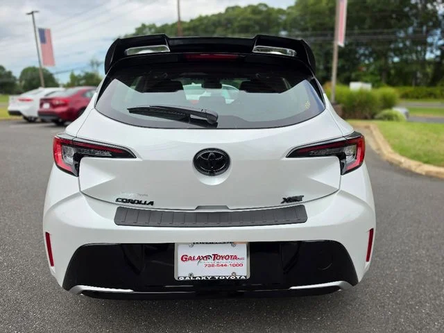 New 2026 Wind Chill Pearl with Midnight Black Metallic roof Toyota XSE image 5