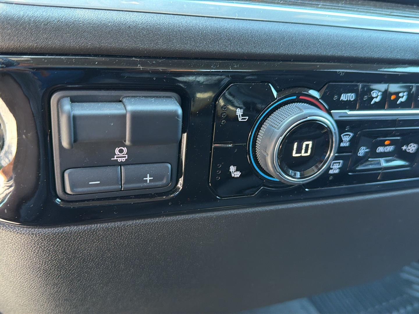 Used 2025 Summit White Chevrolet LT image 27