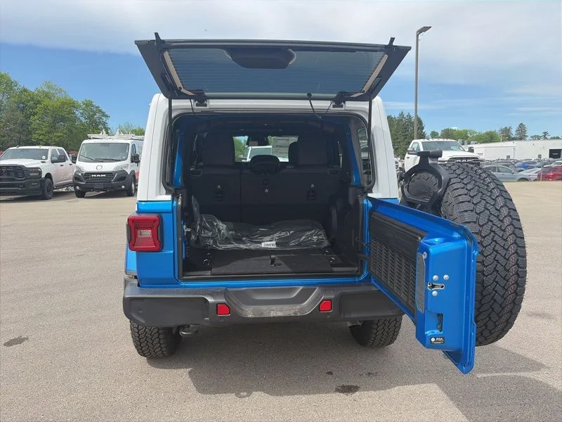 New 2026 Hydro Blue Pearl-Coat Exterior Paint Jeep Sahara image 5