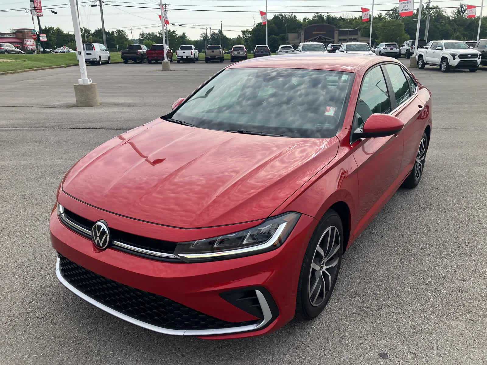 Used 2025 Kings Red Metallic Volkswagen SE image 3