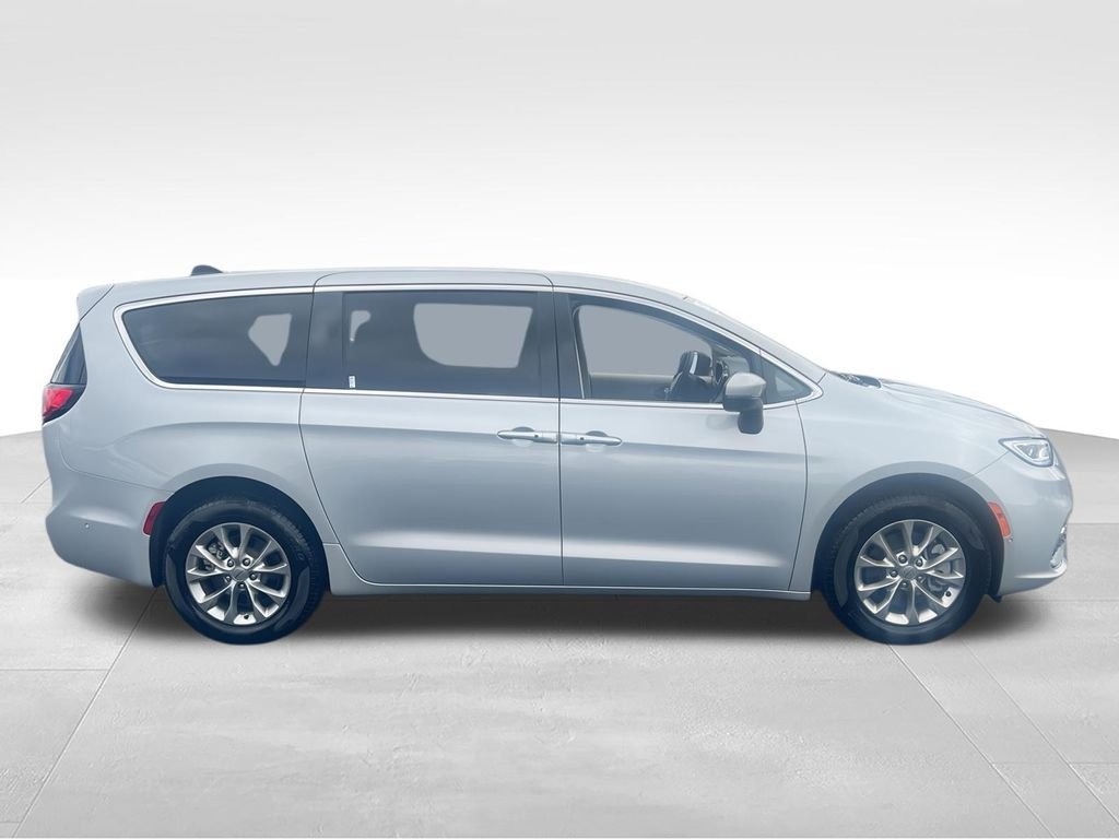 Used 2023 Silver Chrysler Touring L image 9