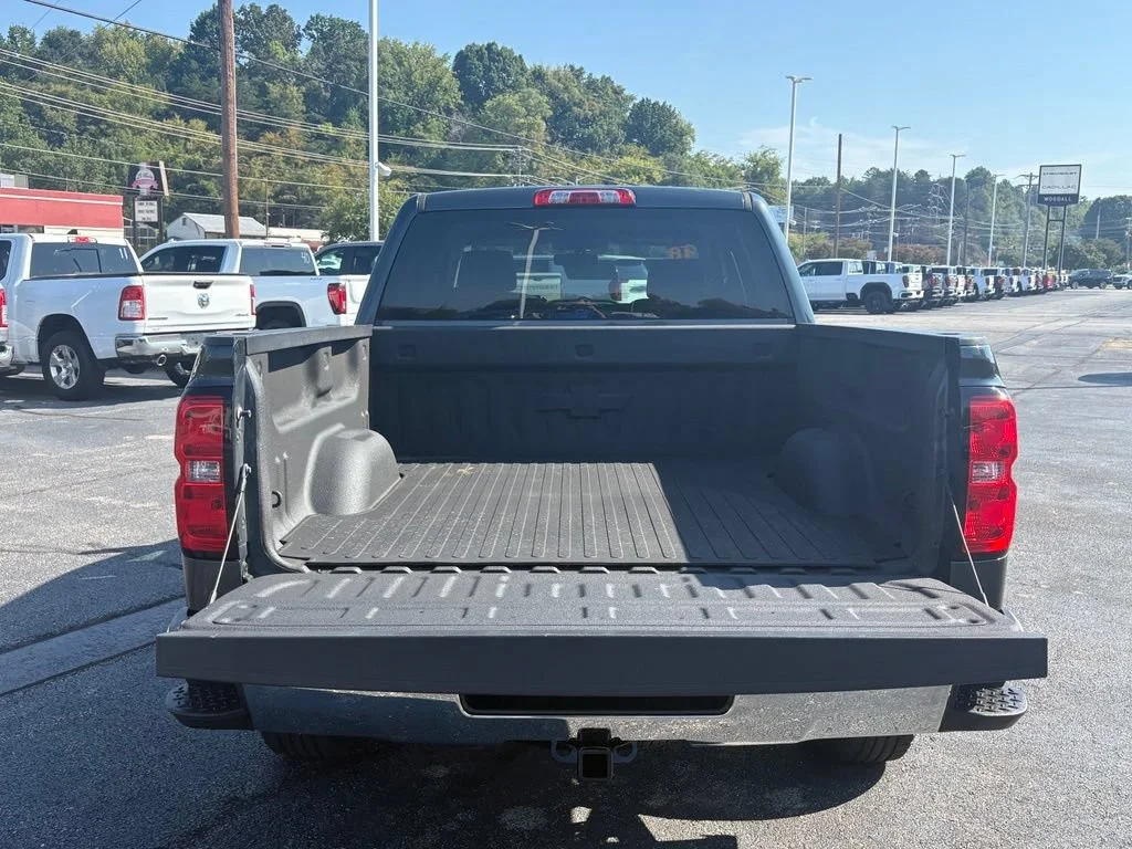 Used 2018 GRAPHITE METALLIC Chevrolet LT image 7