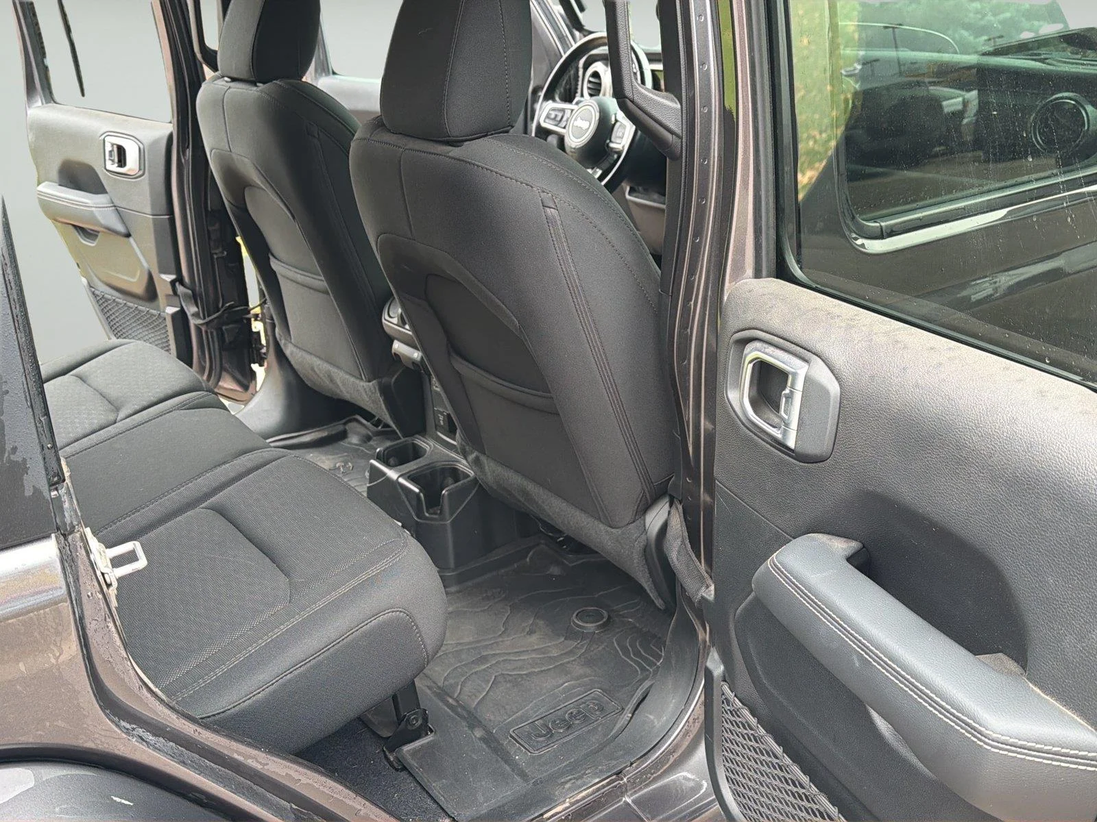 Used 2020 Granite Crystal Metallic Clearcoat Jeep Sahara image 12