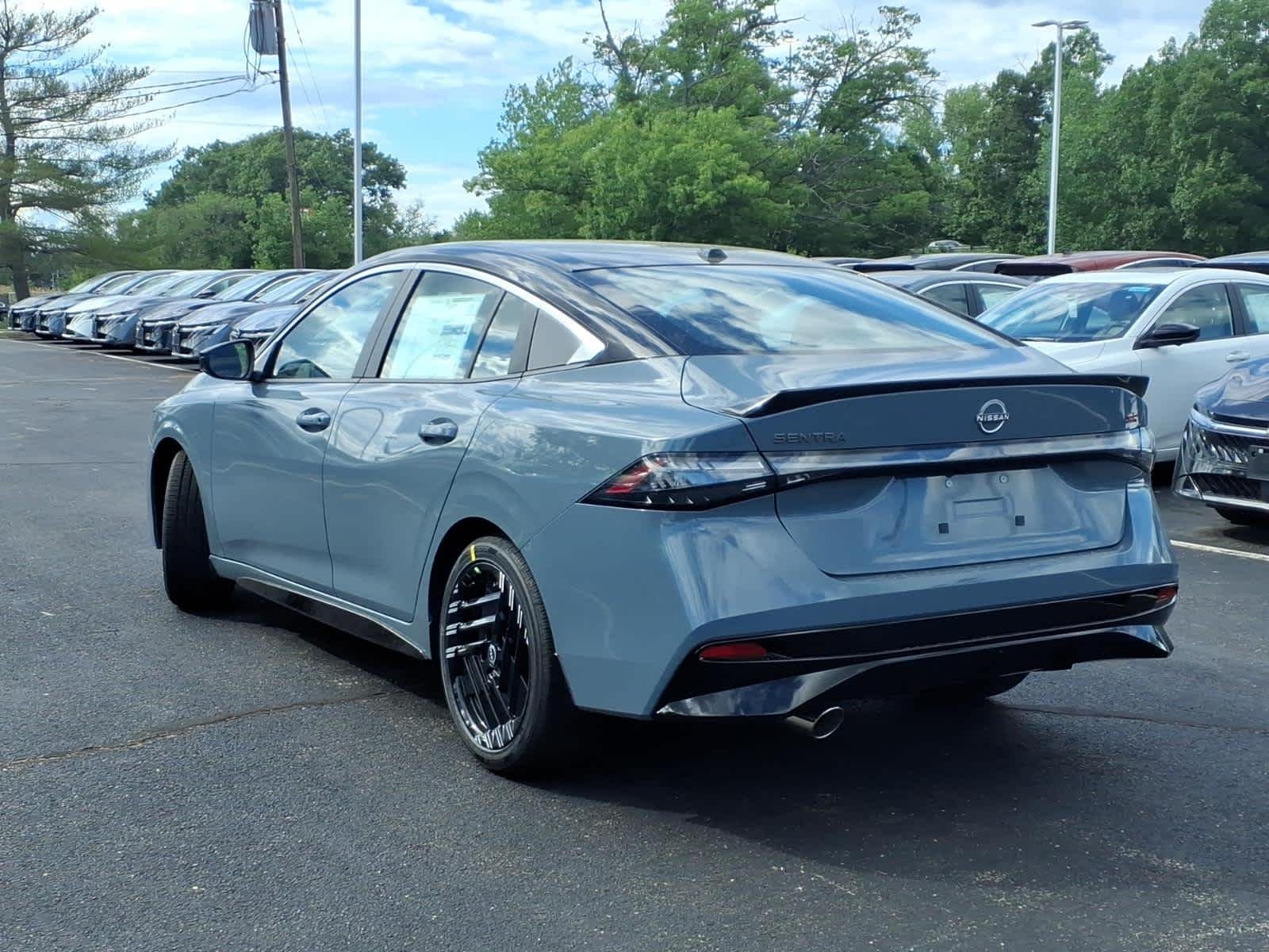 New 2026 Atlantic Gray Metallic/Super Black Nissan SR image 4
