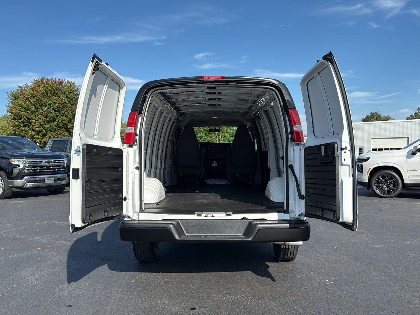 2025 Chevrolet Express Cargo Work Van - Photo 6