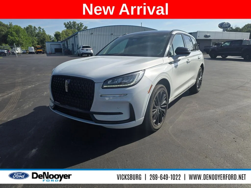 Used 2025 White Lincoln Premiere image 1