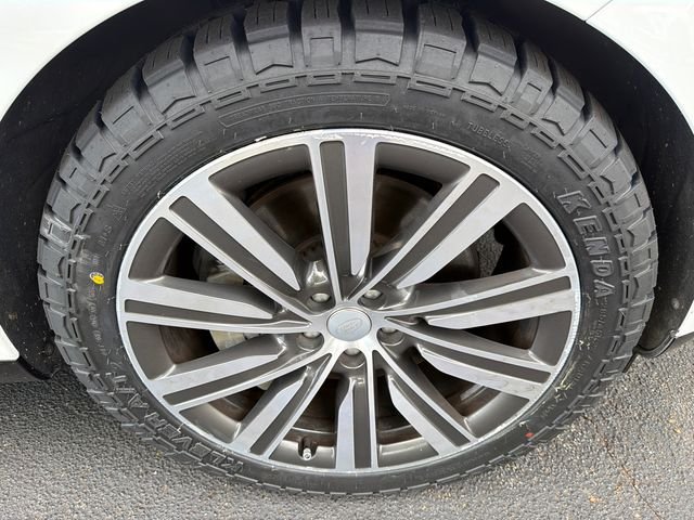 Used 2023 White Land Rover SE image 12