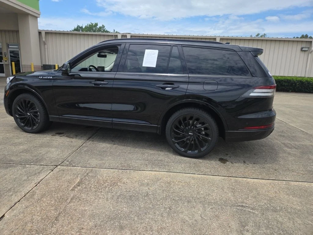 Used 2022 Black Metallic Lincoln Reserve image 8