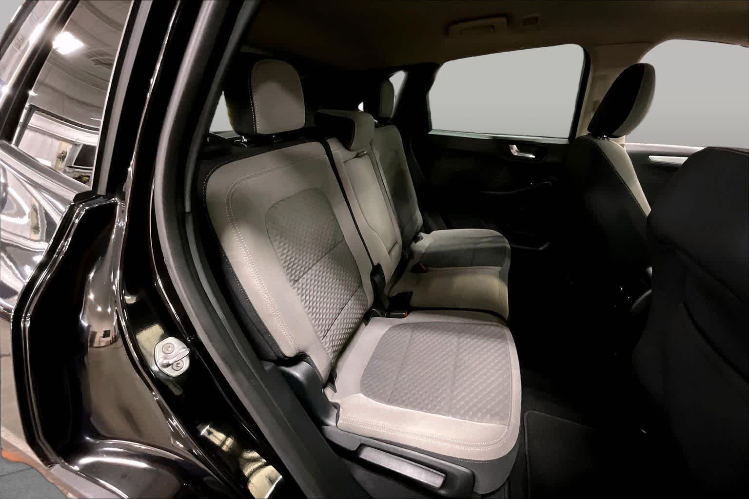 Used 2020 Agate Black Metallic Ford SE image 19