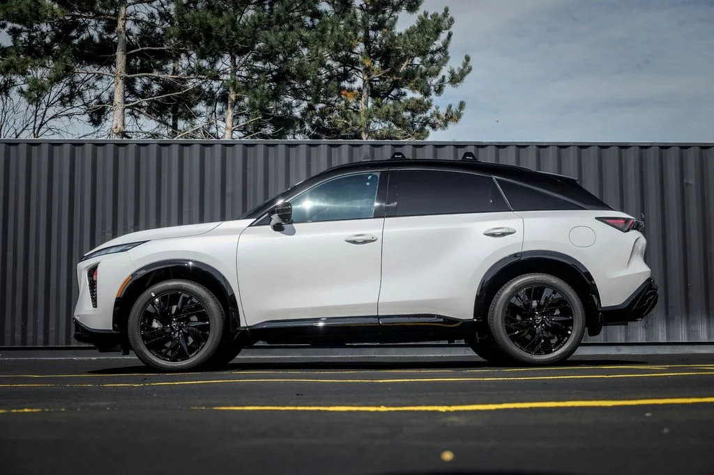New 2027 2T RAD WHT INFINITI Sport AWD image 3